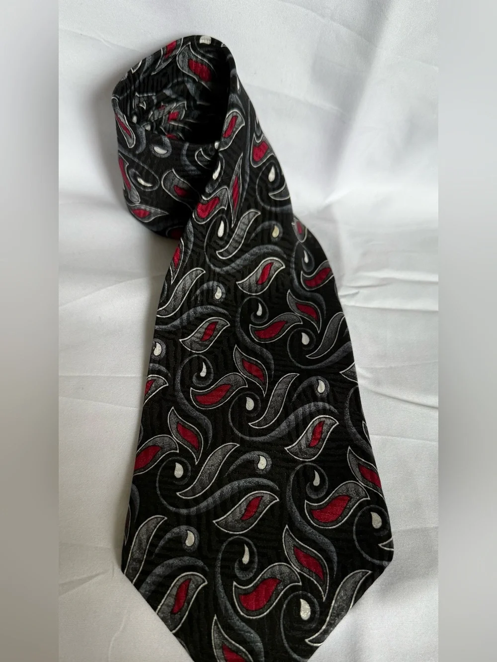 Vittorio Avanti Men’s Black Tie with Red and Gray Swirl Pattern - Silk - 58’ x 4